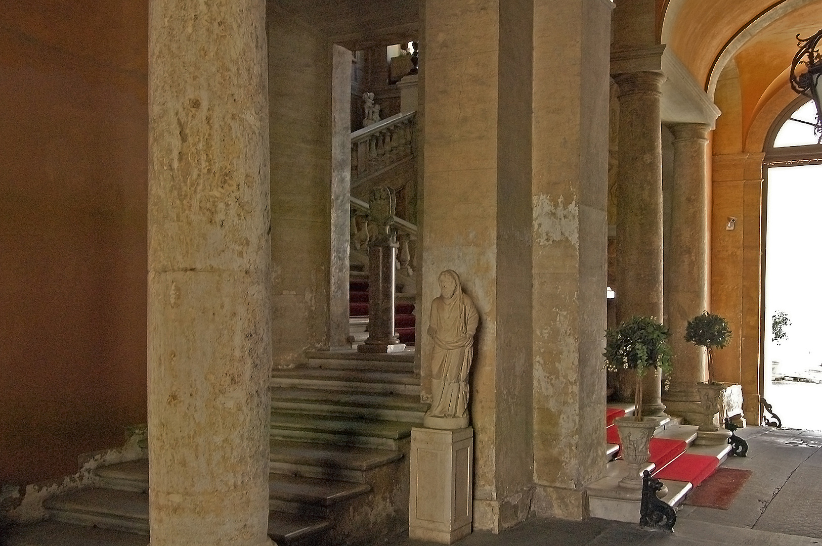 Entree van een palazzo in Rome.; Entrance of a Roman palazzo.
