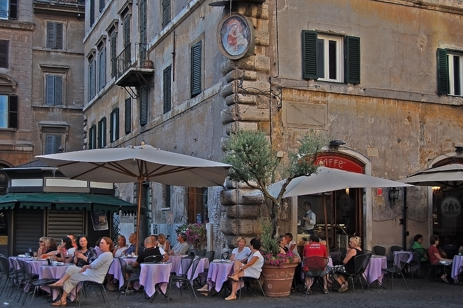 Bar op de Piazza Farnese (Rome, Itali); Bar on Piazza Farnese (Rome, Italy)