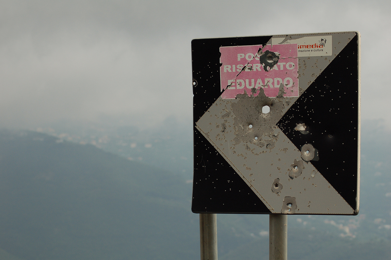 Beschoten verkeersbord (Campani, Itali), Road sign shot through (Campania, Italy)