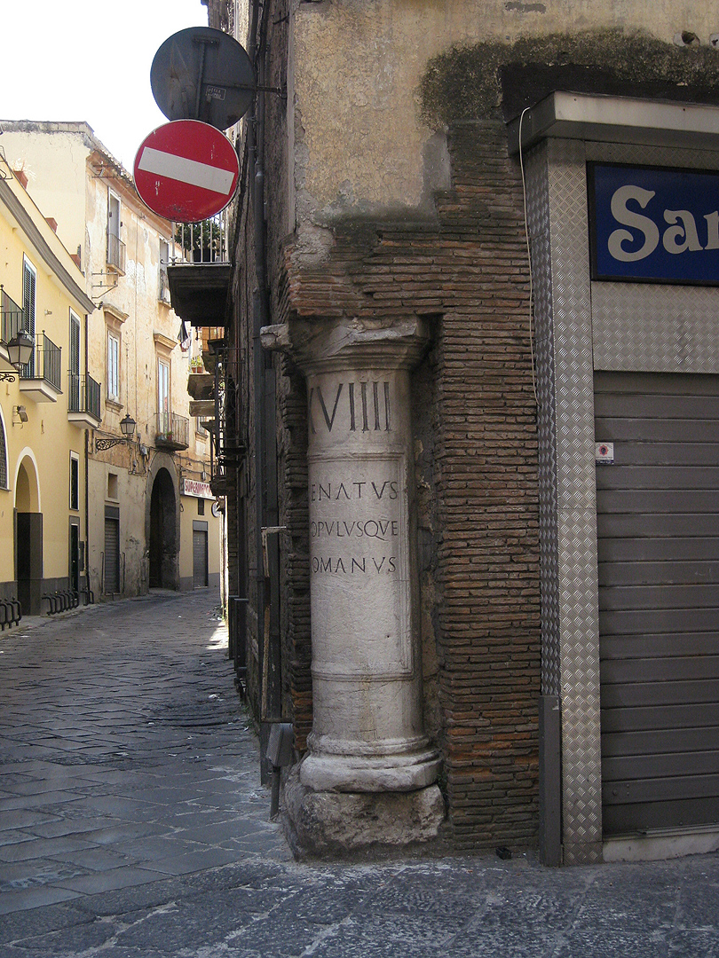 Romeinse mijlpaal, Aversa, Campani, Itali; Aversa, Roman milestone, Campania, Italy