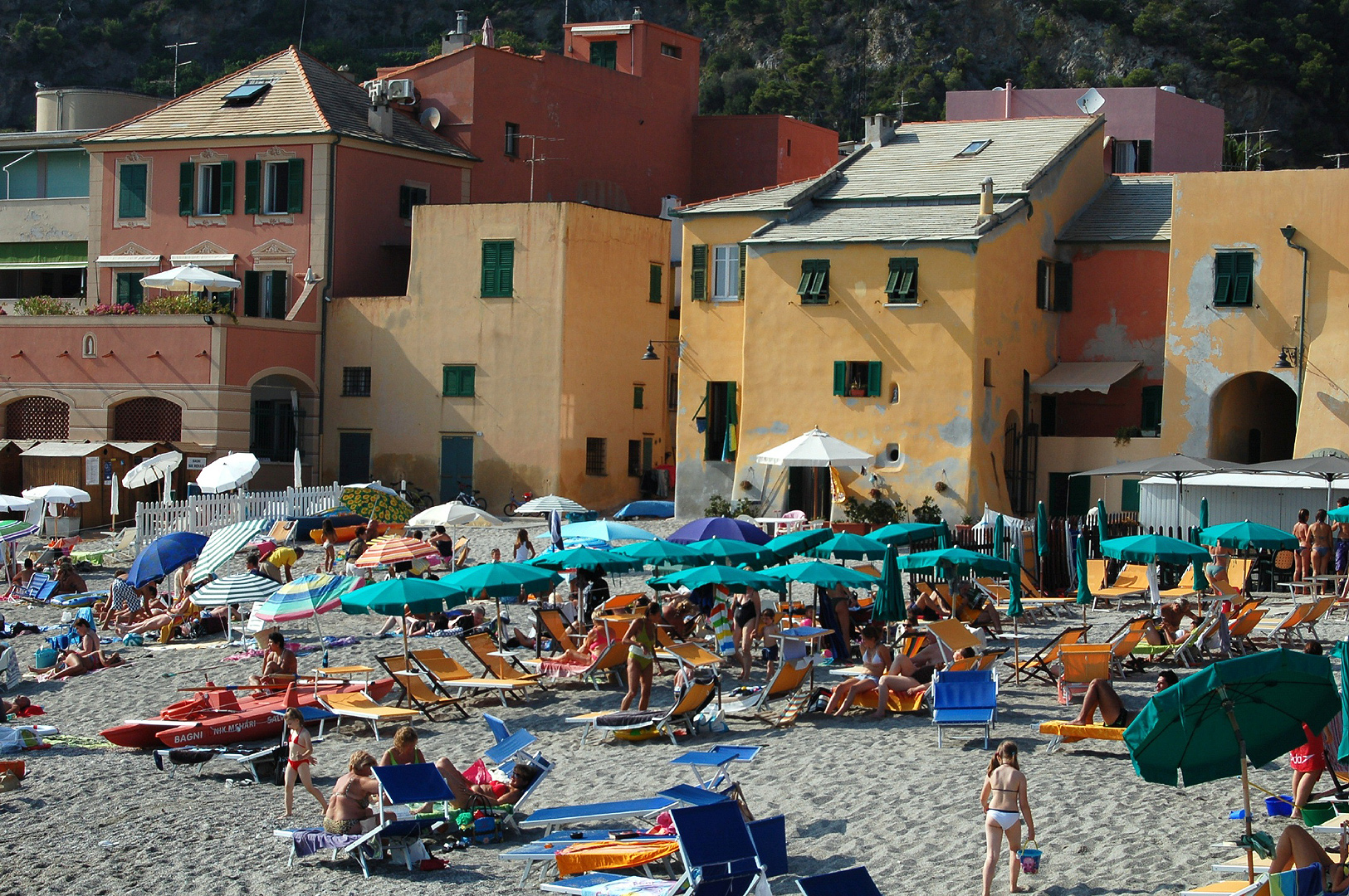 Het strand van Varigotti (Liguri, Itali); The beach of Varigotti (Liguria, Italy)