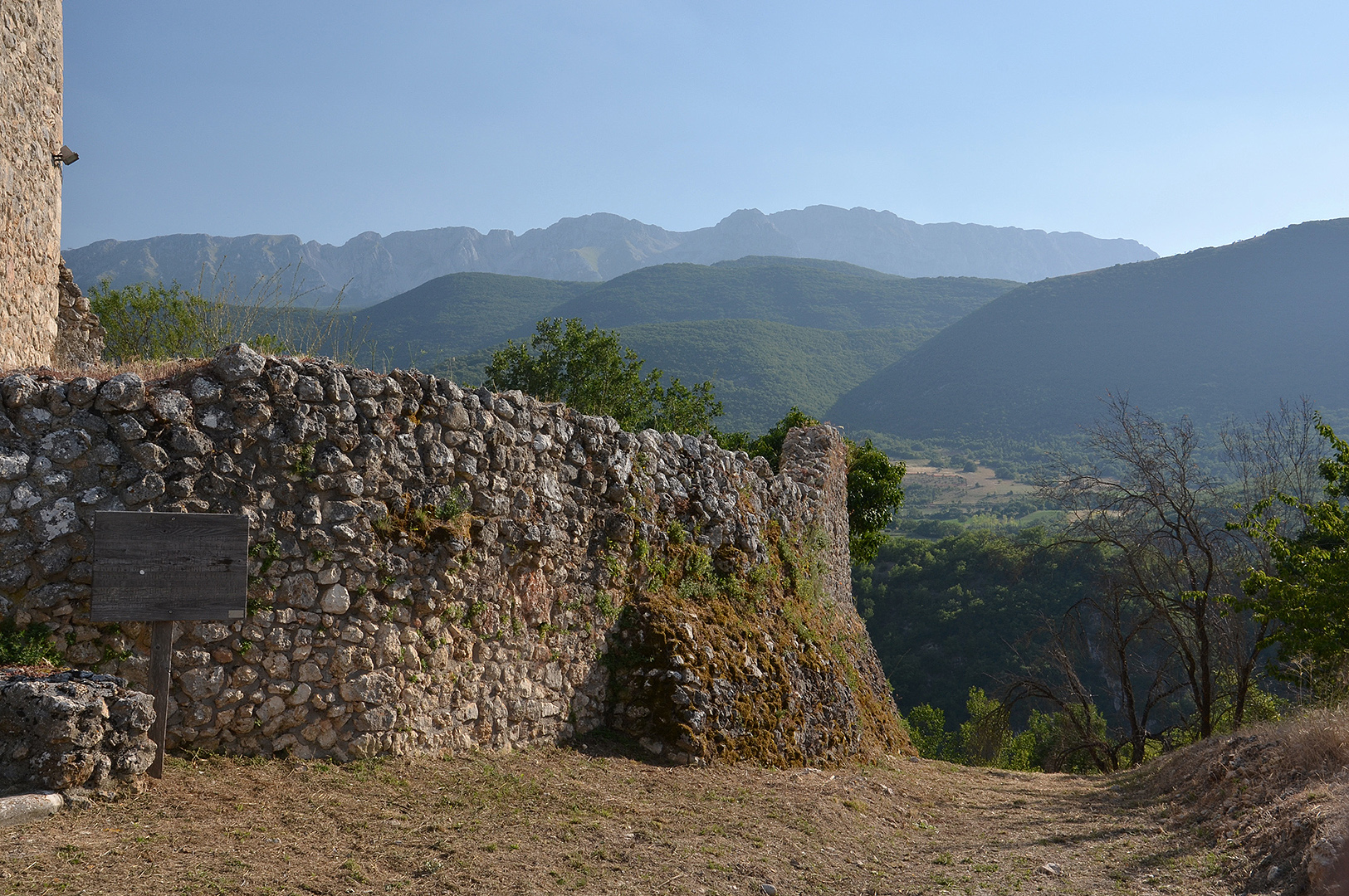 Oude muren in Beffi (AQ, Abruzzen, Italië), Old walls in Beffi (AQ, Abruzzo, Italy)
