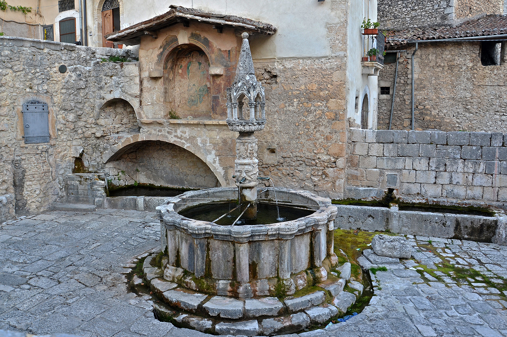 Fontein van Fontecchio (AQ, Abruzzen, Itali), Fountain in Fontecchio (AQ, Abruzzo, Italy)