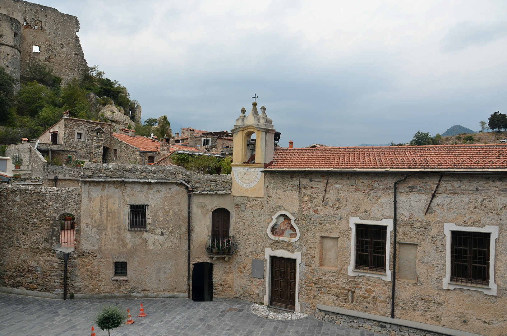 Castelvecchio di Rocca Barbena (Liguri, Itali); Castelvecchio di Rocca Barbena (Liguria, Italy)