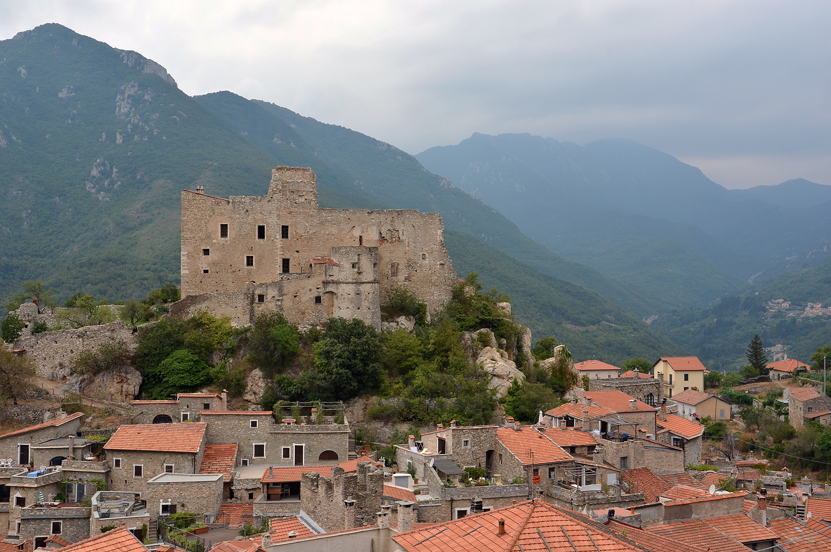 Castelvecchio di Rocca Barbena (Liguri, Itali); Castelvecchio di Rocca Barbena (Liguria, Italy)