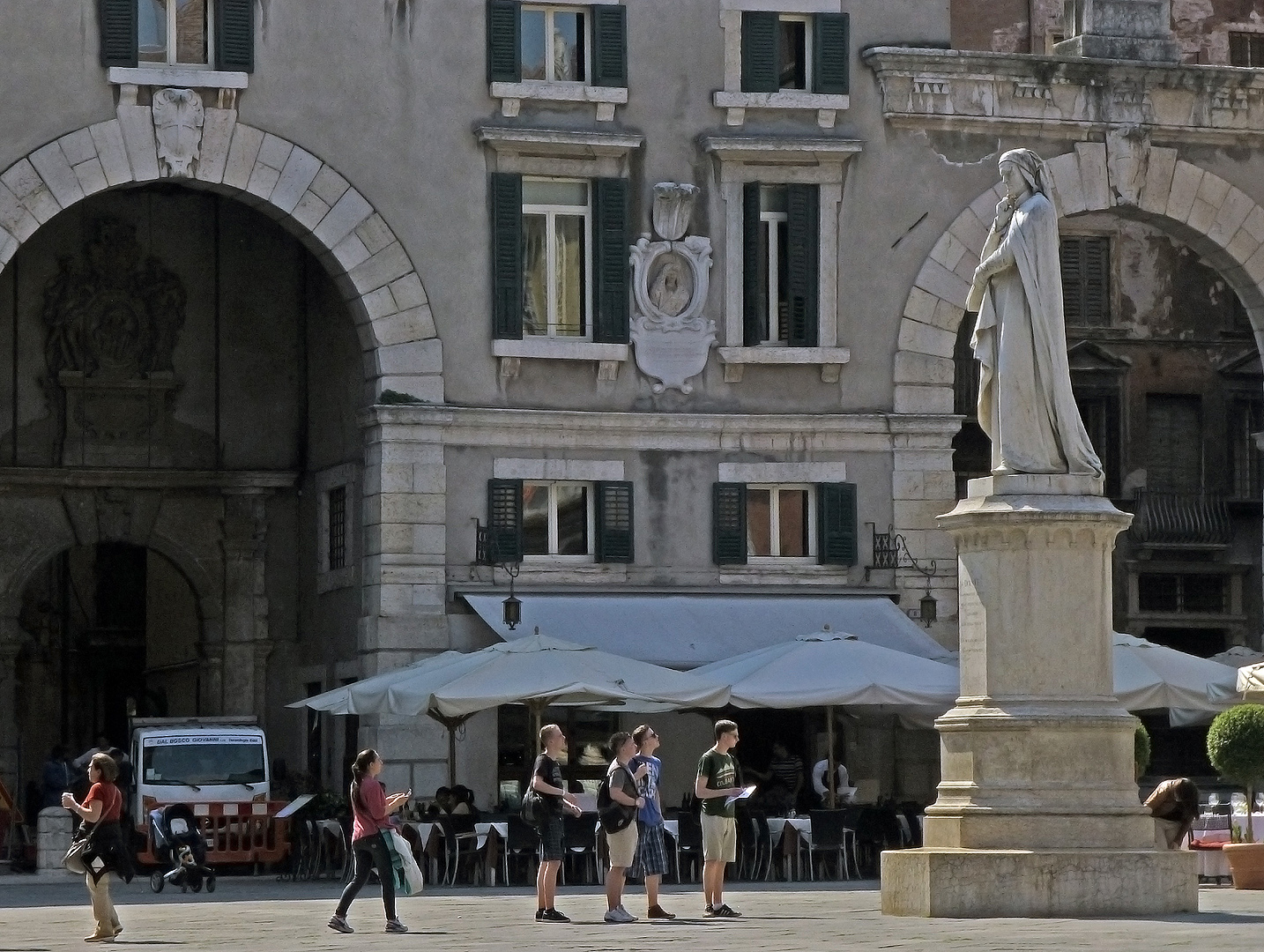 Beeld van Dante en Domus Nova (Verona), Verona