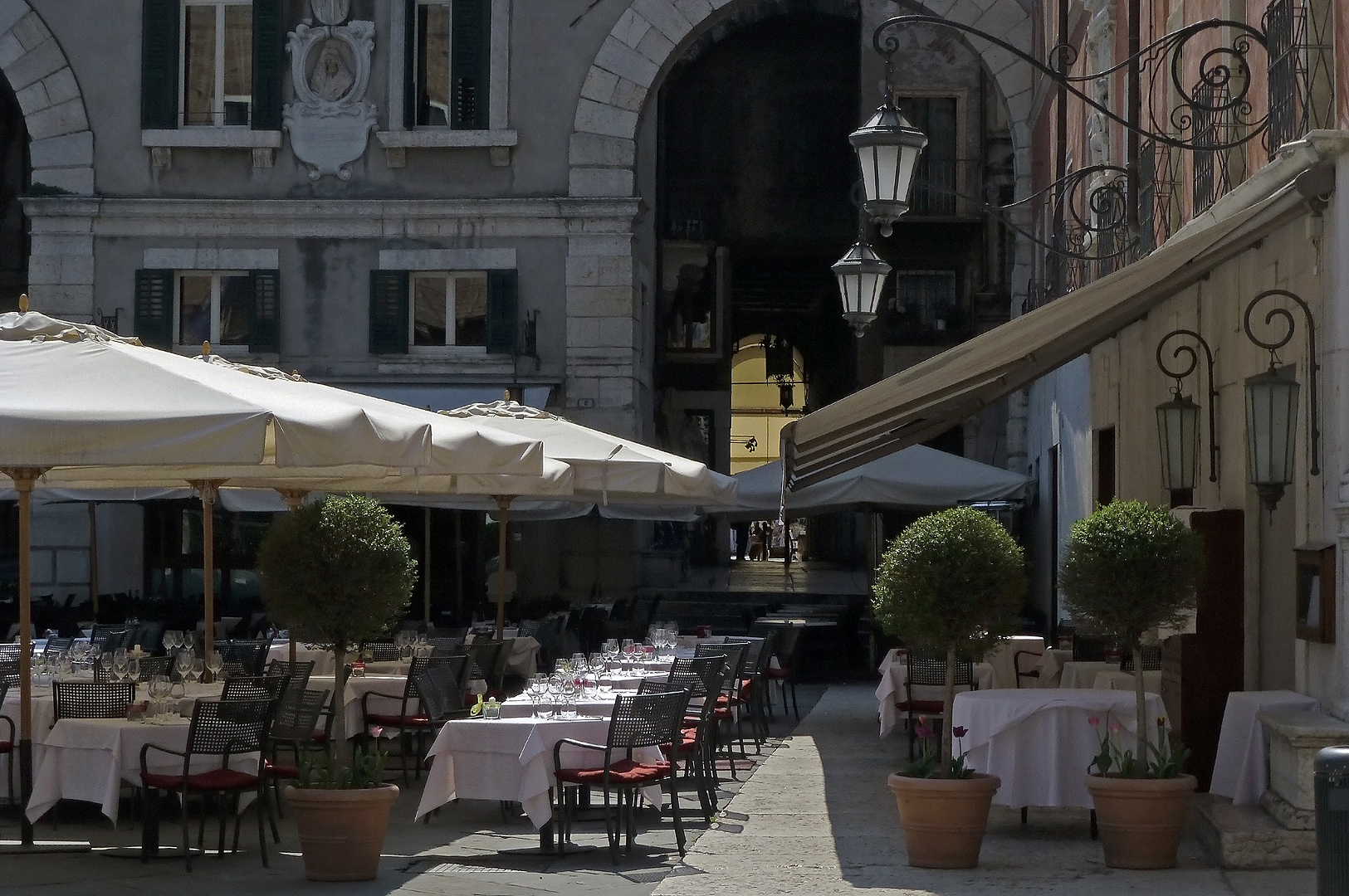 Piazza dei Signori, Verona, Itali, P.zo del Capitanio (L) and P.zo del Comune (R)