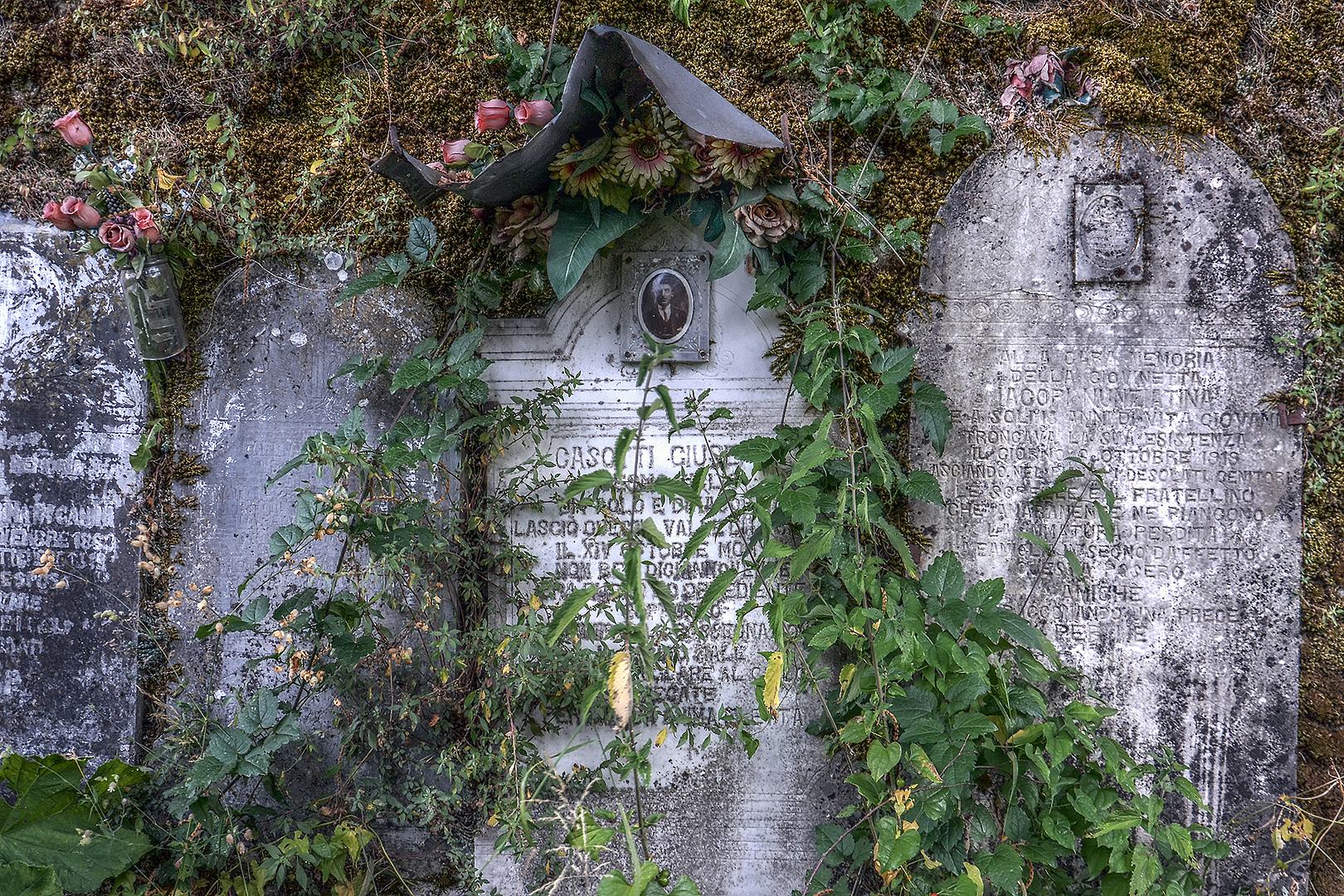 Begraafplaats, Gorfigliano, Toscane, Itali; Cemetery, Gorfigliano, Tuscany, Italy