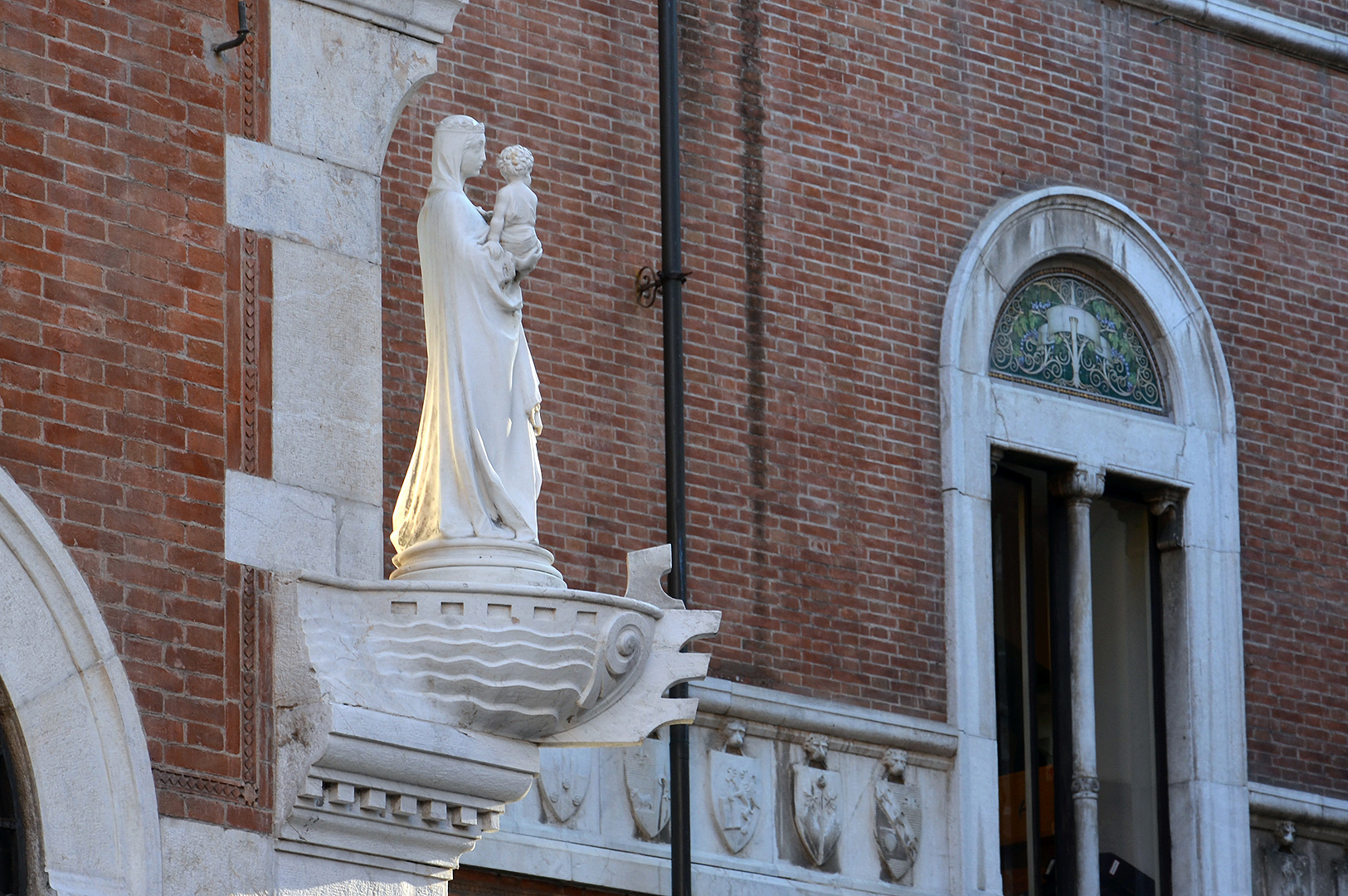 Mariabeeld in Lucca, Toscane, Itali, Statue of the Vergin Maria in Lucca, Italy