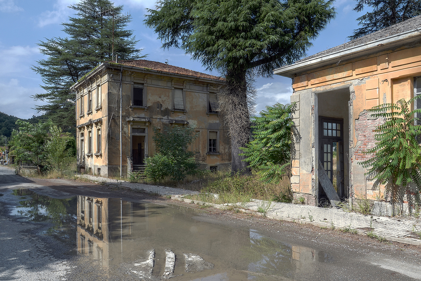 Verlaten fabriek in Pallerone, (Toscane, Itali), Abbandoned factory in Pallerone (Tuscany, Italy)