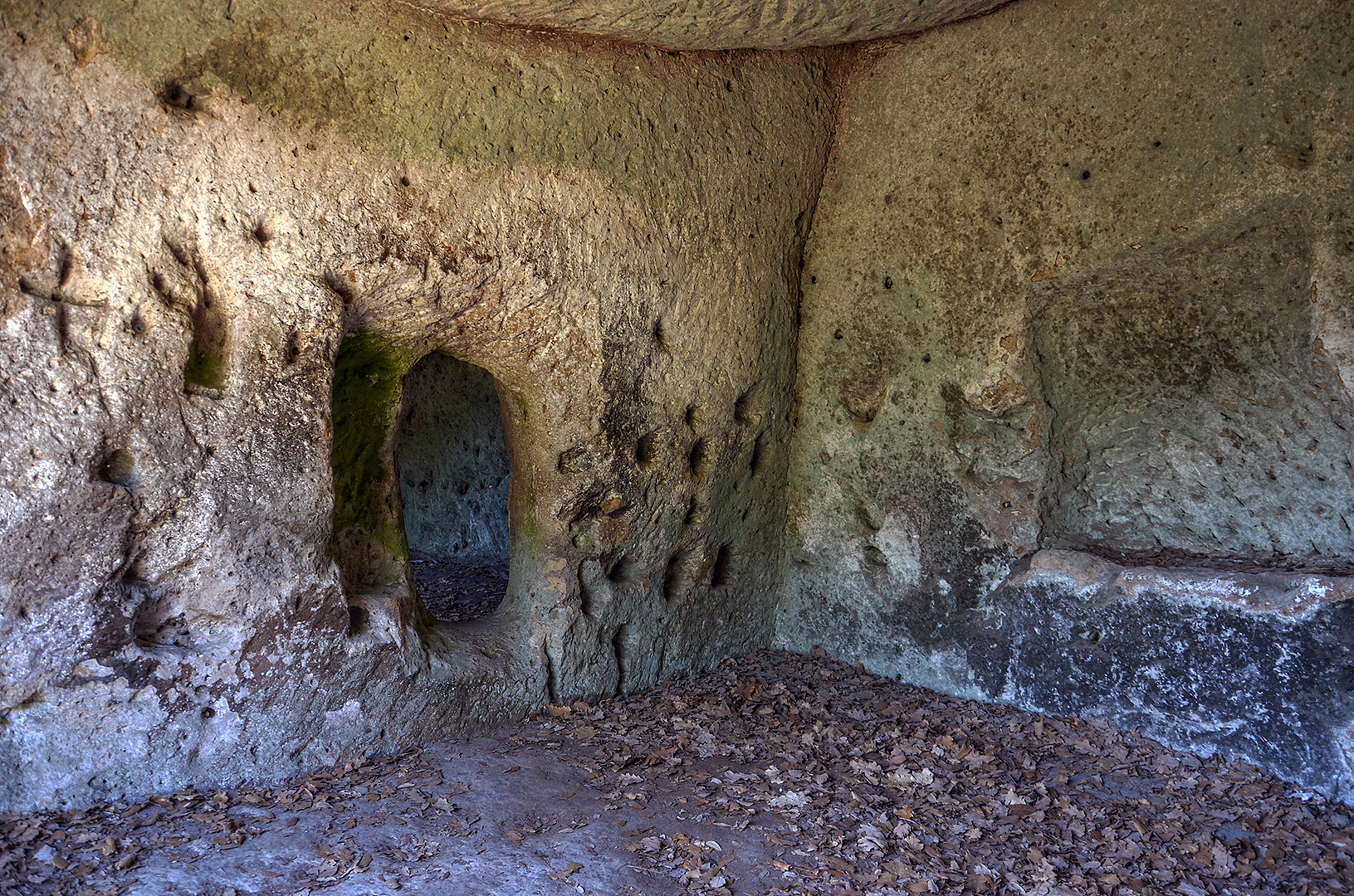 Rotskapel bij Sovana, Toscane, Itali, Rock Chapel near Sovana, Tuscany, Italy