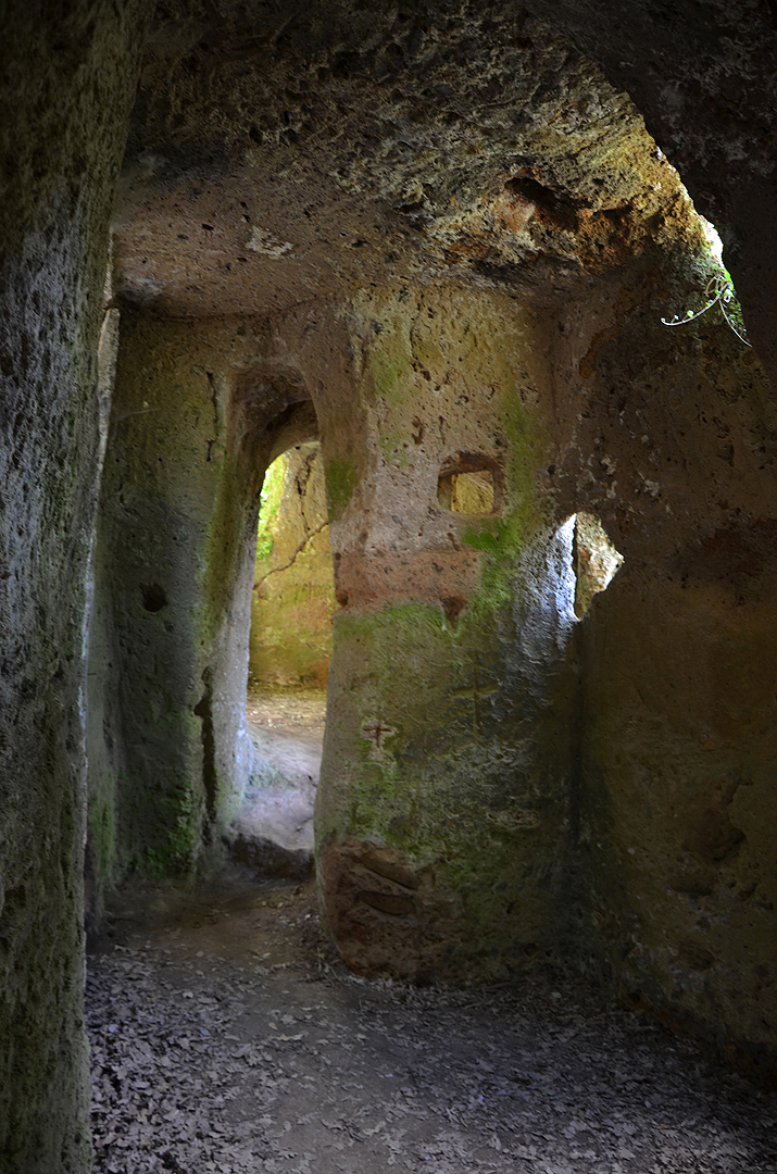 Rotskapel bij Sovana, Toscane, Itali, Rock Chapel near Sovana, Tuscany, Italy