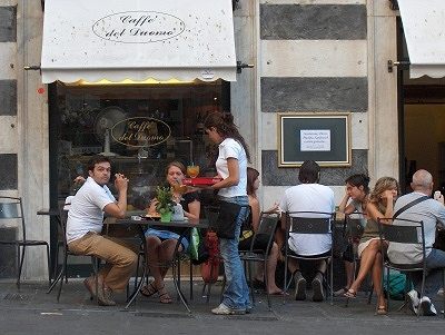 Terrasje in Genua (Via San Lorenzo).; On a terrace in Genoa (Via San Lorenzo).