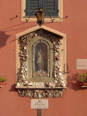 Mariabeeldje met schelpen, Camogli; Maria statue for fishermen, Camogli