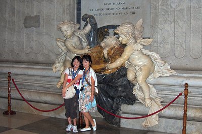 Toeristen in de Sint-Pieter, vaticaanstad, Rome; Tourists in the Basilica of Saint Peter, Rome