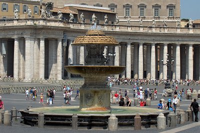 Fontein op het Sint-Pietersplein, Rome.; Fountain on Saint Peter