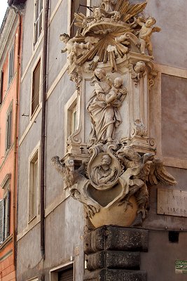 Mariabeeld in Rome; Maria statue in Rome, Italy