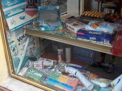 Etalage van een winkeltje (Abruzzen); Shop-window (Abruzzo, Italy)