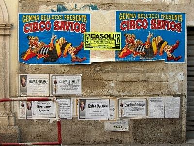 Aanplakbiljetten in Casoli (Abruzzen, Itali), placards in Casoli (Abruzzo, Italy)