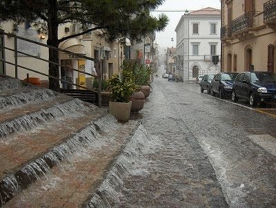 Wolkbreuk in villa Santa Maria (Abruzzen, Itali); Cloud-burst in Villa Santa Maria (Abruzzo, Italy)