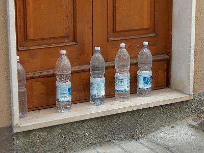 Waterflessen in Colledimezzo (Abruzzen, Itali); Water bottles in Colledimezzo ( Abruzzo, Italy)