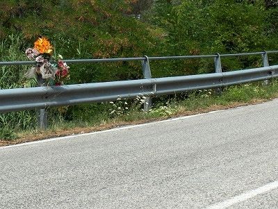 Bermmonument; Road accident memorial