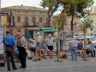 Hangouderen in Lanciano (Abruzzen, Itali); Elderly men hanging around in Lanciano (Abruzzo)