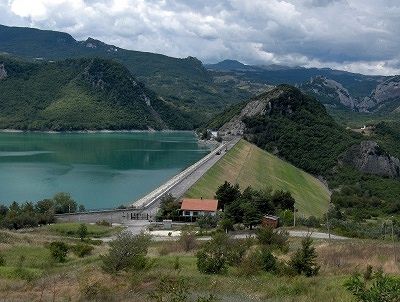 Stuwdam in de rivier de Sangro (Abruzzen, Italië); Dam in the river Sangro (Abruzzo, Italy)