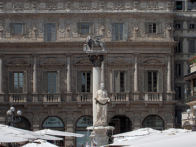 Palazzo Maffei (1668) , Verona, Column St Marc and Maffei palace, Verona