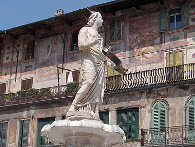 Madonna Verona en Domus Bladorum, Verona; Madonna Verona Fountain (Verona, Veneto, Italy)