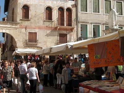 Markt (Bassano del Grappa, Itali); Market (Bassano del Grappa, Italy)
