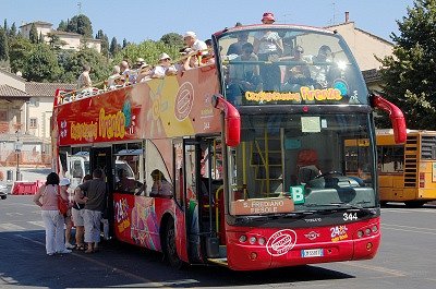 Bus voor stadsrondrit (Fiesole, Itali); Sightseeing bus (Fiesole, Italy)