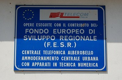 F.E.S.R.-bord (Alberobello, Apulië, Italië); F.E.S.R.-signal (Alberobello, Apulia, Italy)