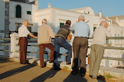 Hangouderen in Locorotondo (Apulië, Italië); Elderly men in Locorotondo (Apulia, Italy)