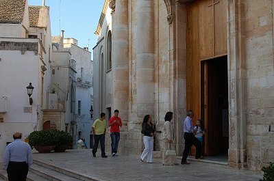 Maar de mis (Locorotondo, Apuli, Itali), To the mass (Locorotondo, Apulia, Italy)