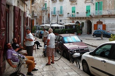 Voor de bar (Giovinazzo, Apuli, Itali), In front of the Bar (Giovinazzo, Apulia, Italy)