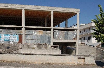 Onvoltooid gebouw (Apuli, Itali); Unfinished building (Apulia, Italy)