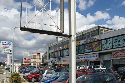 Winkelcentrum (Abruzzen, Itali); Shopping centre (Abruzzo, Italy)