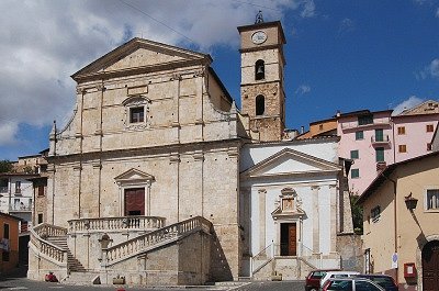 Kerk in Scurcola Marsicana (Abruzzen, Itali); Church in Scurcola Marsicana (Abruzzo, Italy)