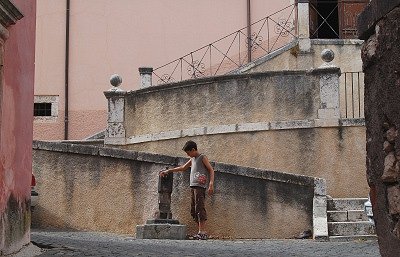 Bij een fonteintje in Scurcola (Abruzzen, Itali), Scurcola Marsicana (Abruzzo, Italy)