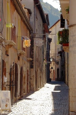 Straatje in Tagliacozzo (Abruzzen, Itali), Narrow street in Tagliacozzo (Abruzzo, Italy)