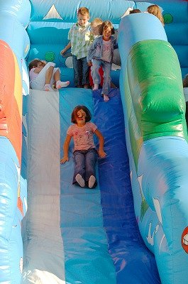 Springkussen in Tagliacozzo (Abruzzen, Itali); Jumping castle in Tagliacozzo (Abruzzo, Italy)