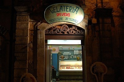 Ijssalon in Tagliacozzo (Abruzzen, Itali); Ice-cream parlour in Tagliacozzo (Abruzzo, Italy)