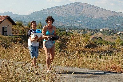 Op de camping (Abruzzen, Itali); On the campsite (Abruzzo, Italy)