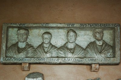 Kruisgang van Lateranen (Rome, Itali); Roman funerary relief (Rome, Italy)