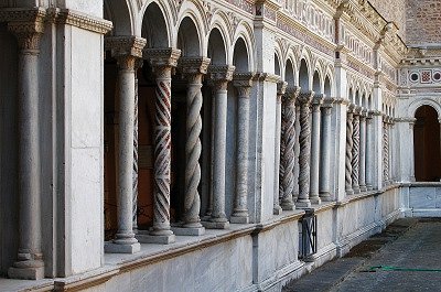 Kruisgang van Lateranen (Rome, Itali), Lateran cloister (Rome, Italy)