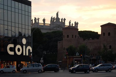 Coin warenhuis op de Piazzale Appio, Rome, Italië, Coin department store on Piazzale Appio, Rome