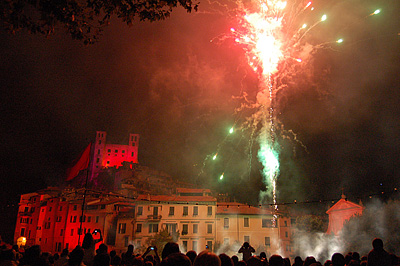 Vuurwerk in Dolceacqua (IM, Liguri, Itali); Fireworks in Dolceacqua (IM, Liguria, Italy)