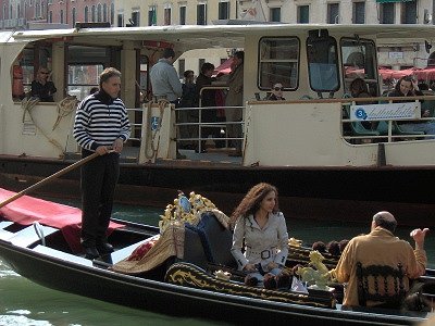 In een gondel (Venetië, Italië); In a gondola (Venice, Italy)