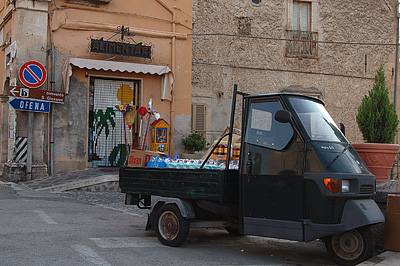 Vespacar Capestrano (AQ, Abruzzen, Italië); Piaggio Ape in Capestrano (AQ, Abruzzo, Italy)